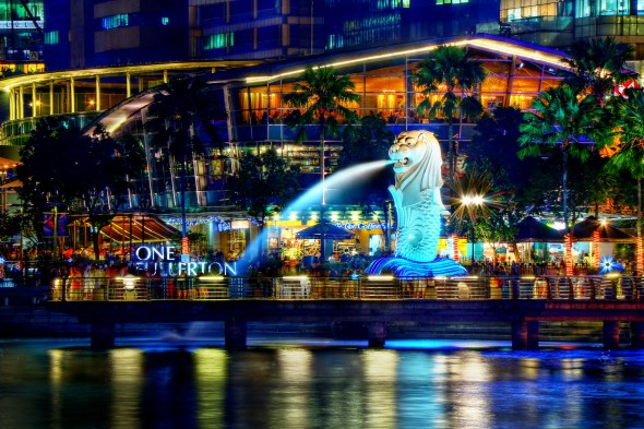 a_night_perspective_on_the_singapore_merlion_8347645113_wiki